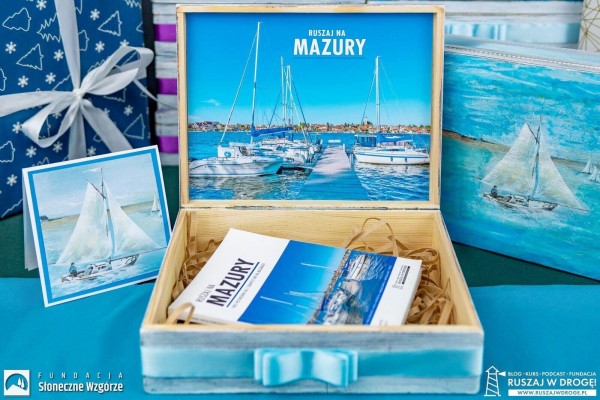Prezent dla żeglarza i miłośnika Mazur ★ Mazurskie pudełko z przewodnikiem